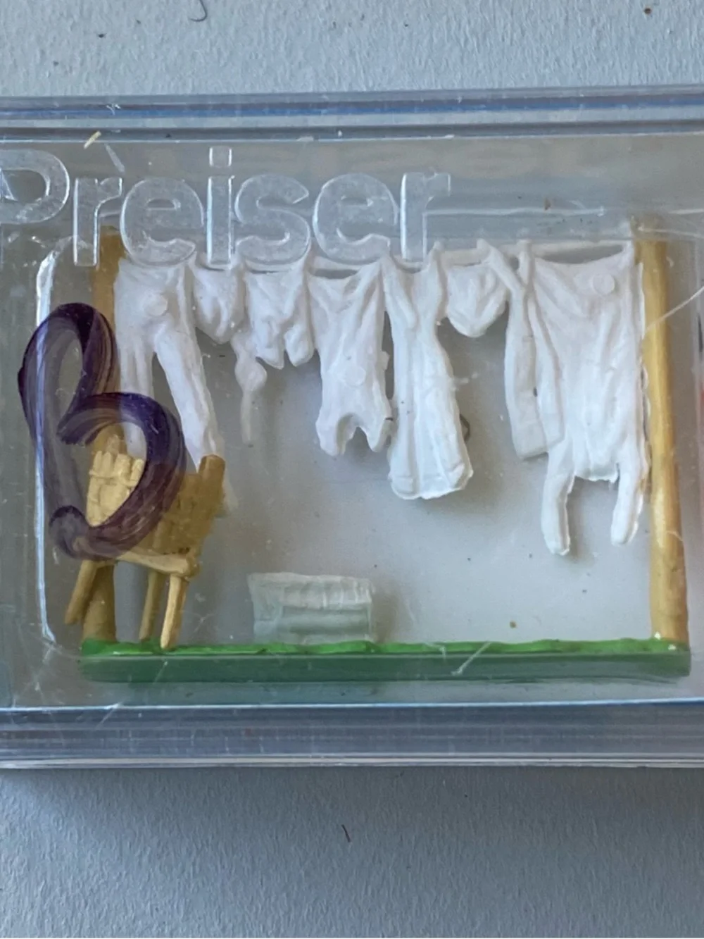 Model Railroad: Preiser - Women Hanging Laundry (4)- HO Scale - Picture 6 of 9